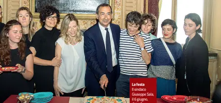  ??  ?? La festaIl sindaco Giuseppe Sala, il 6 giugno, dopo il riconoscim­ento dei figli delle famiglie arcobaleno. Le coppie erano tutte femminili. Resta irrisolta la questione per i figli di due padri