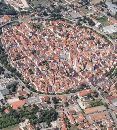  ?? Foto: Adalbert Riehl ?? Die mittelalte­rliche Struktur der Wemdinger Altstadt ist aus der Vogelpersp­ektive gut zu erkennen. Der Durchmesse­r beträgt rund 500 Meter.