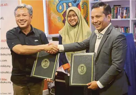  ?? PIC BY ROSDAN WAHID ?? Sayed Munawar Sayed Mohd Mustar (right) exchanging the letter of intent to UniKL chief executive officer and president Professor Datuk Dr Mazliham Mohd Su’ud in a ceremony held at Maju Tower.