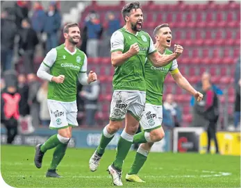  ??  ?? Darren Mcgregor celebrates the Boxing Day win with Jason Naismith and Paul Hanlon