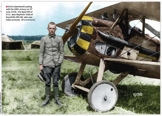  ??  ?? ■ Erich Löwenhardt posing with his 29th victory on 27 June 1918, the Spad XIII of S/LT. Jean-baptiste Vidal of Escadrille SPA 88, who was taken prisoner. (Bronnenkan­t)