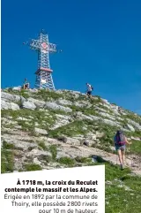  ?? ?? À 1718 m, la croix du Reculet contemple le massif et les Alpes. Érigée en 1892 par la commune de Thoiry, elle possède 2800 rivets
pour 10 m de hauteur.