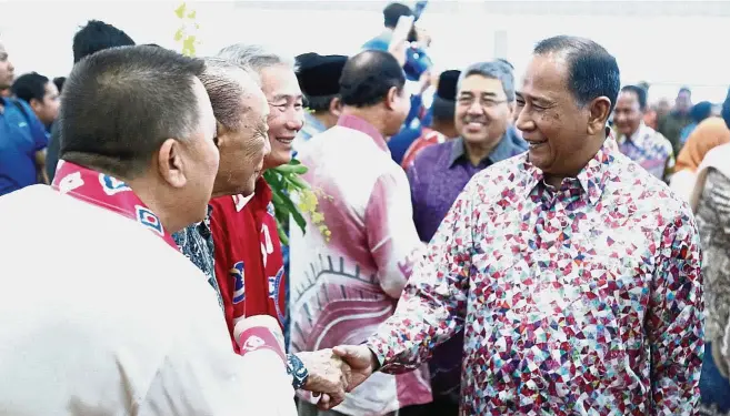  ??  ?? His Royal Highness Sultan Sallehuddi­n ibni Almarhum Sultan Badlishah greeting his subjects at a gathering with the people in Langkawi.