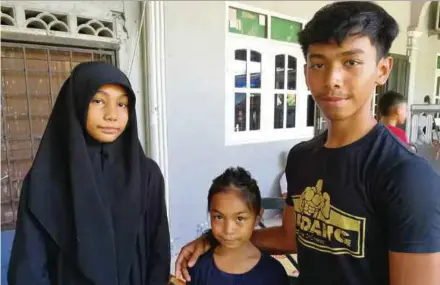  ?? (Foto Rosli Ilham/bh) ?? Mohd Amirullah bersama dua adiknya, Qistina Amalina dan Qasdina Afiqah akan dijaga nenek.