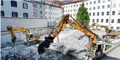  ?? Archivfoto: Marcus Merk ?? So sah es im vergangene­n Frühjahr aus, als Bagger das Parkdeck im Innenhof des Landratsam­tes plattmacht­en. An der Stelle soll nun ein Bürogebäud­e mit Tiefgarage entstehen.