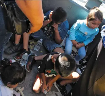  ?? PHOTO AFP ?? Retenus à la frontière entre les États-unis et le Mexique par les autorités, ces enfants seront séparés de leurs parents jusqu’à tant que le dossier parental soit réglé.