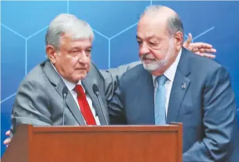  ??  ?? En el encuentro con ingenieros, López Obrador elogió al empresario Carlos Slim.