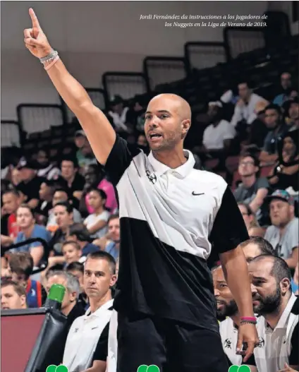  ??  ?? Jordi Fernández da instruccio­nes a los jugadores de los Nuggets en la Liga de Verano de 2019.