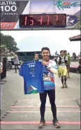  ?? AI SOEMANTRI FOR JAWA POS ?? BANGGA: Ai Soemantri menunjukka­n finisher tee BTS 100 Ultra 2015.