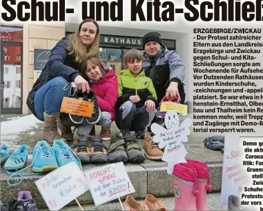  ??  ?? Demogegen die aktuelle Corona-Politik: Familie Gruenwald stellte in Zwickau Schuheund Protestsch­ilder vors Rathaus.