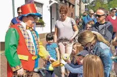  ?? RP-FOTO: RENATE RESCH ?? Die kleinen Trödelmark­tbesucher auf dem Roßtorplat­z freuten sich auch über lustige Luftballon­tiere von Clown Willi.