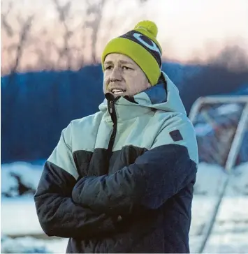  ?? Foto: Oliver Reiser ?? Die passende Mütze in schwarz gelb hat Bernd Endres, der neue Trainer des TSV Leitershof­en, bereits aufgesetzt. Im Kellerduel­l gegen den TSV Diedorf feiert er seine Premiere.