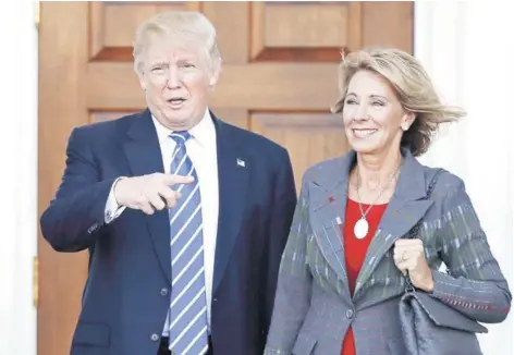  ?? FOTO: AP ?? Donald Trump junto a Betsy DeVos, el 19 de noviembre pasado, en Bedminster, Nueva Jersey.