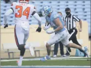  ?? ROBERT WILLETT - POOL, POOL THE NEWS & OBSERVER ?? North Carolina’s Garrett Walston (84) scores on a pass from quarterbac­k Sam Howell in the first quarter of an NCAA college football game against Syracuse Saturday, Sept. 12, 2020 in Chapel Hill, N.C.