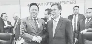  ??  ?? BERSALAMAN: Shafie (kanan) bersalaman dengan Darell selepas sidang media berkenaan.