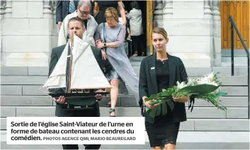  ?? PHOTOS AGENCE QMI, MARIO BEAUREGARD ?? Sortie de l’église Saint-viateur de l’urne en forme de bateau contenant les cendres du comédien.