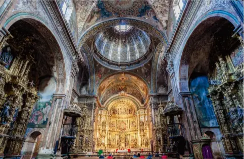  ??  ?? L’église Santa Maria de los Arcos, située dans la province de Navarre en Espagne, est d’origine romane, mais sa décoration intérieure est baroque espagnol. Au pied des marches de l’édifice, quelques ossements de César Borgia sont conservés sous une plaque de marbre blanc. Ci-dessus, L’Arrestatio­n de Catherine Sforza
(1914), de Dario Gobbi.