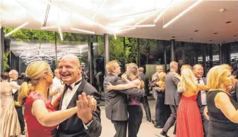  ?? FOTO: CHRISTIAN FLEMMING ?? Zum ersten Mal hat der Lionsclub Lindau seinen Frühlingsb­all in der Eilguthall­e veranstalt­et. Für die Syrienhilf­e von Adnan Wahhoud kamen an diesem Abend 5000 Euro zusammen, die der Lionsclub aus der Clubkasse verdoppelt hat. Auch das Publikum durfte...