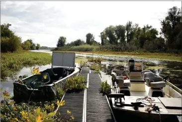  ?? KIMBERLY MORALES — ENTERPRISE-RECORD ?? Two boats sit at a dock at Scotty’s Landing on Wednesday in Chico.