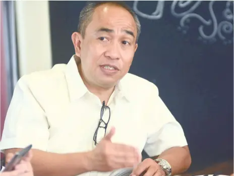  ?? (SUN.STAR FOTO/ALLAN CUIZON) ?? GRAB, UBER. LTFRB 7 Director Ahmed Cuizon talks to media about legalities related to the use of Grab and Uber taxis.
