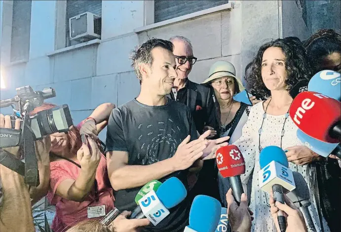  ?? MAYKA NAVARRO ?? Ángel Cruz y Patricia Ramírez en las puertas de la Audiencia de Almería tras escuchar anoche el veredicto que condenó por asesinato con alevosía a Ana Julia Quezada