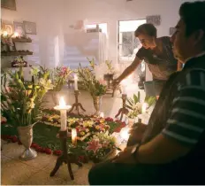  ??  ?? En muchos hogares de Juchitán se llevaron a cabo novenarios por algún fallecimie­nto, consecuenc­ia del sismo de 8.2 grados.