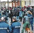  ?? Foto: Widemann ?? Am Montag standen sich Asylbewerb­er und Polizisten gegenüber.