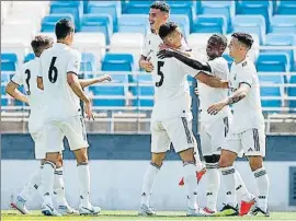  ?? REAL MADRID ?? Vinícius, a la derecha, celebrando el domingo uno de los goles del Castilla