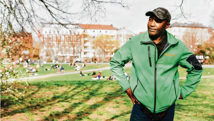  ?? Fotos: Marlene Gawrisch ?? Souleymane Sow, genannt Solo, kennt alle Jungs, die im Görlitzer Park in Berlin rumhängen. Er arbeitet als einer von vier Parkläufer­n – und sieht sich selbst als Kulturdolm­etscher.