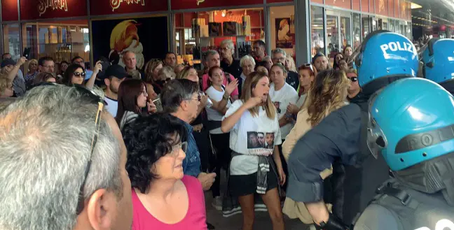  ??  ?? Polizia in stazione Le forze dell’ordine hanno sgomberato i manifestan­ti