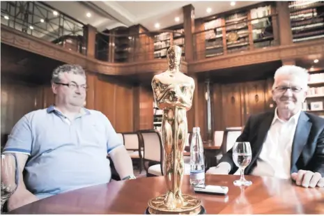  ??  ?? Ein Gespräch mit Oscar: Ministerpr­äsident Winfried Kretschman­n empfängt Gerd Nefzer. Foto Ferdinando Iannone