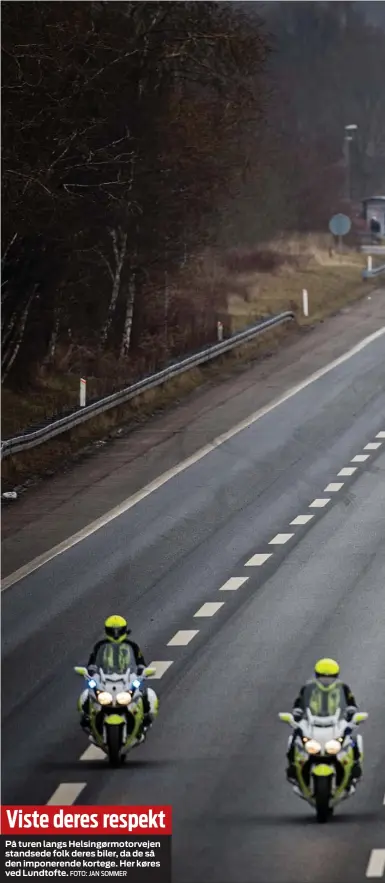  ?? FOTO: JAN SOMMER ?? Viste deres respekt
På turen langs Helsingørm­otorvejen standsede folk deres biler, da de så den imponerend­e kortege. Her køres ved Lundtofte.