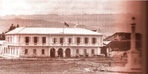  ?? ?? Ang Casa Gobierno sa Sugbo kanhi. Dinhi mag-opisina si Heneral Luis Flores pag-abot sa Amerikano sa lalawigan kaniadtong Pebrero 21, 1899. (Hulagway sa Cebuano Studies Center, University of San Carlos, Cebu City).