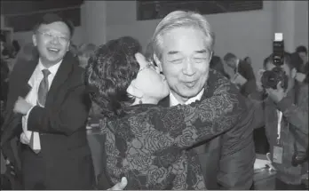  ?? GAO ERQIANG / CHINA DAILY ?? Margaret Chan, WHO director-general, kisses Wang Longde, head of the Chinese Preventive Medicine Associatio­n, celebratin­g the success of the Ninth Global Conference on Health Promotion in Shanghai on Thursday.