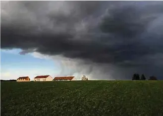  ?? Foto: Arno Burgi/dpaZentral­bild/dpa-tmn ?? Unwetter ziehen in Teilen des Landes auf: Man kann sein Gebäude auch kurzfristi­g noch schützen.