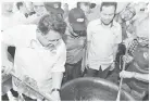  ??  ?? ROZMAN (kanan) bersama Tengku Adnan (kiri) sambil diperhati Azhar (dua kanan) memasak daging rendang.