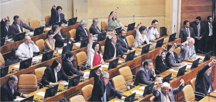  ??  ?? ► Diputados de la Nueva Mayoría durante una votación en la sala de la Cámara (fotografía de archivo).