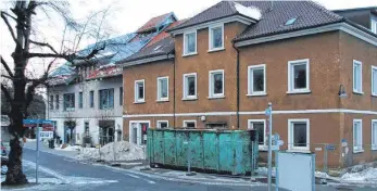  ?? ARCHIVFOTO: BETTINA MUSCH ?? So sah das Dorfgemein­schaftshau­s ( links im Bild) mit dem alten Haugerhaus ( rechts) Anfang 2017 vor Abriss und Umbau aus.