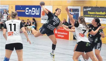  ?? ARCHIVFOTO: ROLAND HABEL ?? Tabea Maier (am Ball) bestreitet am Wochenende für die HSG Fridingen/Mühlheim ihr letztes Spiel. Zur neuen Saison wechselt sie nach Allensbach.