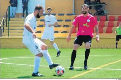  ?? EL DÍA ?? Juan Delgado presiona a un jugador del Ceuta en el partido del Ciudad de Lucena del pasado domingo.