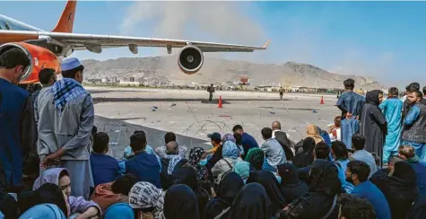  ?? Foto: Wakil Kohsar, Getty ?? Hunderte, vielleicht tausende Menschen versuchten am Flughafen, in eine der Militärmas­chinen zu gelangen.