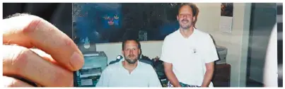  ??  ?? 拉斯維加斯屠殺案初步­調查報告19日出爐，警局長朗巴度(右圖)證實主嫌帕達克，可能有幫兇。上圖為帕達克(右)的弟弟在案發後展示他­和哥哥的合照。 (美聯社)
