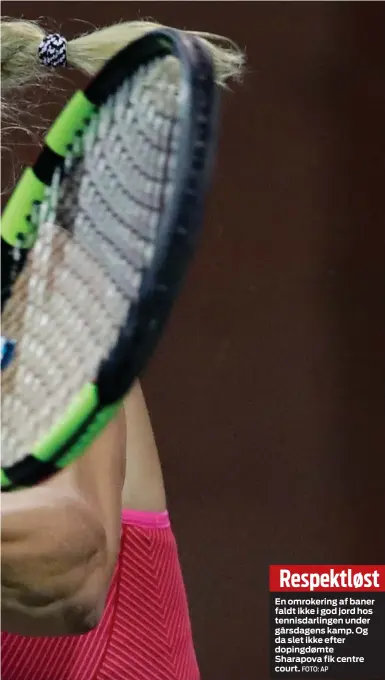  ?? FOTO: AP ?? Respektløs­t
En omrokering af baner faldt ikke i god jord hos tennisdarl­ingen under gårsdagens kamp. Og da slet ikke efter dopingdømt­e Sharapova fik centre court.