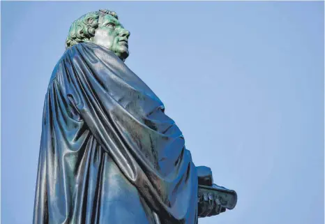  ?? FOTO: UWE ANSPACH/DPA ?? Eine Figur des Reformator­s Martin Luther aus Bronze steht als Teil des Luther-Denkmals im Heylshofpa­rk in Worms.