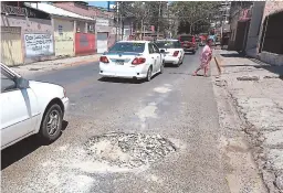  ?? FOTO: JIMMY ARGUETA ?? El agujero solo fue rellenado con desperdici­os de la construcci­ón, los conductore­s piden que se repare la vía.