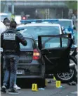  ?? FOTO: AFP ?? Nach dem Angriff auf die Polizisten: Beweissich­erung am Tatort.