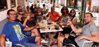  ?? (Photo C. M.) ?? Le plaisir de se retrouver à table autour d’un verre. À La Londe les terrasses ont retrouvé – un peu – leur ambiance habituelle. Un début de retour à la vie d’avant...