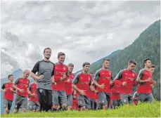  ?? FOTO: IMAGO ?? Trotz der Wolken – schön ist es im Stubaital. Die Mannschaft des VfB Stuttgart bei einer gemeinsame­n Wanderung.
