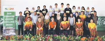  ??  ?? Recipients of Naim Foundation’s academic excellence award in a group photo with their parents and teachers.