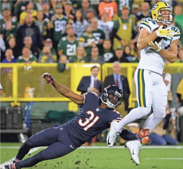  ?? MARK HOFFMAN / MILWAUKEE JOURNAL SENTINEL ?? Packers receiver Jordy Nelson beats Bears cornerback Marcus Cooper for a 58-yard reception in the second quarter Thursday night at Lambeau Field.